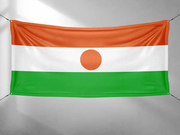 Niger Narodowa Tkanina Flaga Macha Pięknym Szarym Niebie Tło — Zdjęcie stockowe