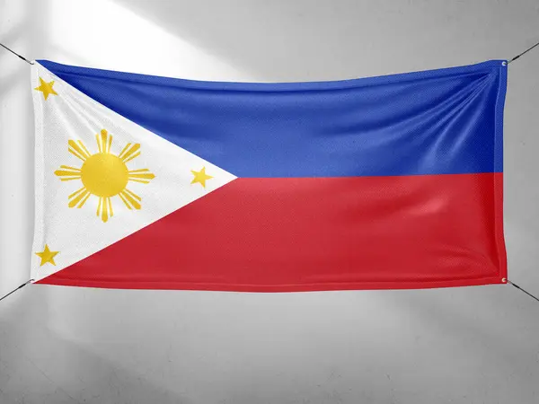 美しい灰色の空に手を振っているフィリピン国旗布背景 — ストック写真