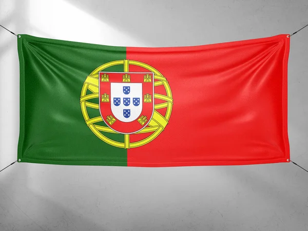 Ткань Национального Флага Португалии Размахивая Красивом Сером Небе — стоковое фото