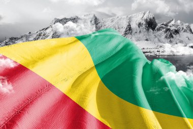 Gine Ulusal Bayrak Kumaşı Güzel bir arka planda sallanıyor.