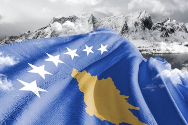 Kosova ulusal bayrak kumaşı güzel bir arka planda dalgalanıyor.