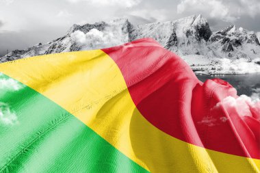 Mali Ulusal Bayrak Kumaşı Güzel bir arka planda sallanıyor.