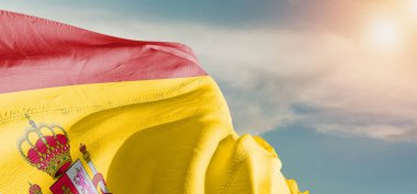 İspanya ulusal bayrak kumaşı güzel bir arka planda dalgalanıyor.