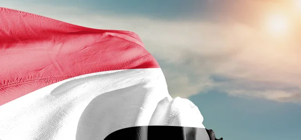 Jemen Narodowy Sztandar Tkanina Macha Pięknym Niebie Tło — Zdjęcie stockowe