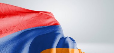 Ermenistan Ulusal Bayrak Kumaşı Güzel açık gri arka planda sallanıyor.