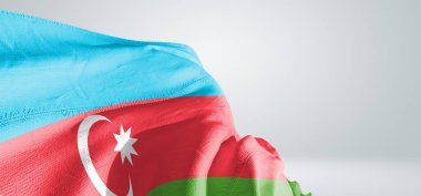 Azerbaycan Ulusal Bayrak Kumaşı Güzel açık gri arka planda sallanıyor.