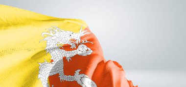 Bhutan Ulusal Bayrak Kumaşı Güzel açık gri arka planda sallanıyor.