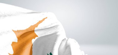 Kıbrıs ulusal bayrağı kumaşı güzel açık gri arka planda dalgalanıyor.