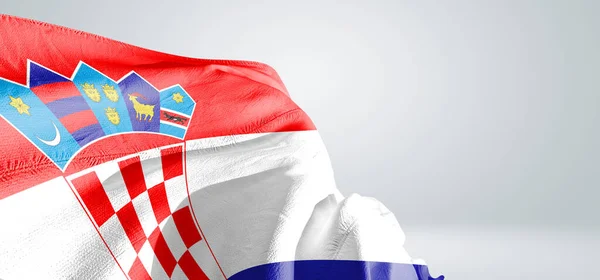 Kroatie Nationale Vlag Stof Zwaaien Mooie Lichtgrijze Achtergrond — Stockfoto