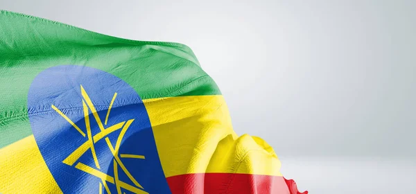 Etiópia Tecido Pano Bandeira Nacional Acenando Belo Fundo Cinza Claro — Fotografia de Stock