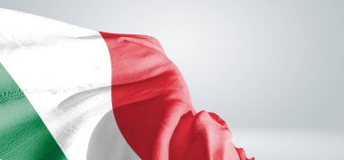 İtalya ulusal bayrak kumaşı güzel gri ışık arka planında dalgalanıyor.