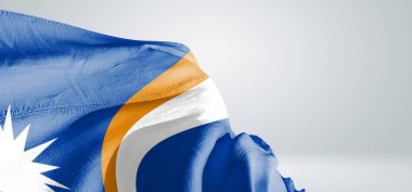 Marshall Adaları Ulusal Bayrak Kumaşı Güzel gri ışık arka planında dalgalanıyor.