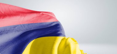 Mauritius ulusal bayrak kumaşı güzel gri ışık arka planında dalgalanıyor.