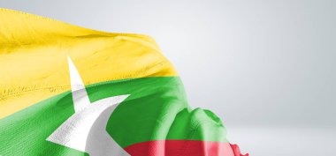 Myanmar (Burma) Ulusal bayrak kumaşı güzel gri ışık arka planında dalgalanıyor.