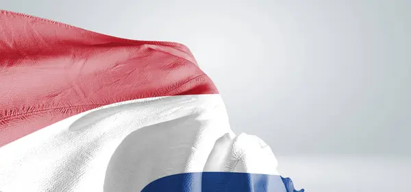 Flaga Narodowa Holandii Tkanina Falująca Pięknym Szarym Tle — Zdjęcie stockowe