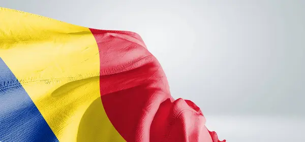 Rumänien Nationell Flagga Tyg Viftar Vackra Grått Ljus Bakgrund — Stockfoto