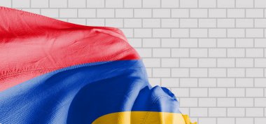 Ermenistan ulusal bayrak kumaşı güzel tuğlalar üzerinde sallanıyor.