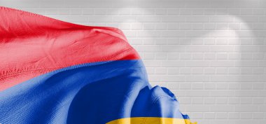 Ermenistan ulusal bayrak kumaşı güzel tuğlalar üzerinde sallanıyor.