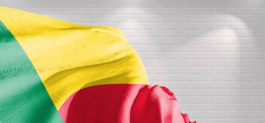 Benin Ulusal Bayrak Kumaşı Güzel tuğlalarda sallanıyor Arka plan.