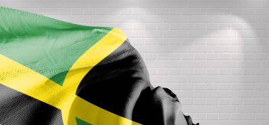 Jamaika Ulusal Bayrak Kumaşı Güzel bir arka planda sallanıyor.