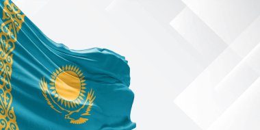 Kazakistan ulusal bayrak kumaşı beyaz arka planda sallanıyor.