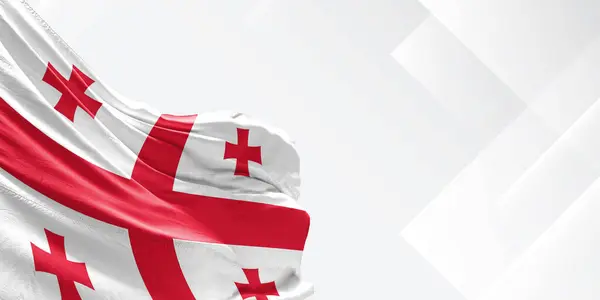 Gürcistan ulusal bayrak kumaşı beyaz arka planda sallanıyor.