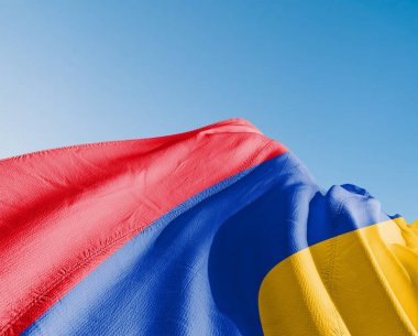 Ermenistan Ulusal Bayrak Kumaşı Güzel Gökyüzü Arkaplanı 'nda sallanıyor.