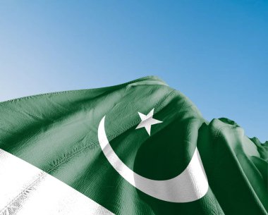 pak Ulusal Bayrak Kumaşı Güzel bir arka planda sallanıyor.