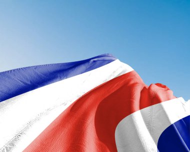 Kosta Rika ulusal bayrak kumaşı güzel gökyüzü mavi arka planda dalgalanıyor.