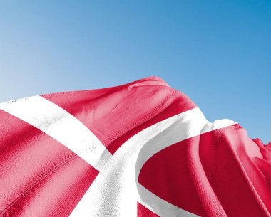 Danimarka ulusal bayrak kumaşı güzel gökyüzü mavi arka planda dalgalanıyor.