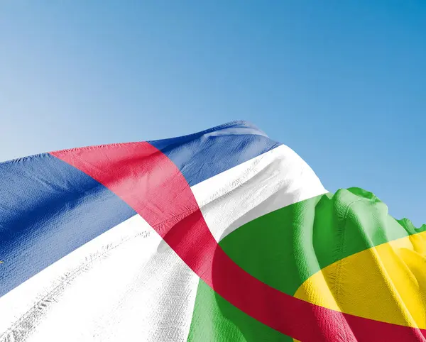 Orta Afrika Cumhuriyeti Ulusal Bayrak Kumaşı Güzel gökyüzü mavi arka planda dalgalanıyor.