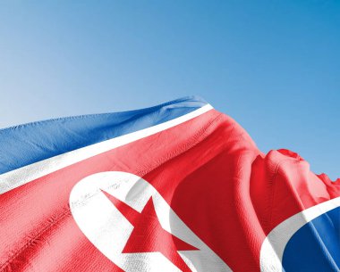 Kore, Kuzey ulusal bayrak kumaşı güzel gökyüzü mavi arka planda dalgalanıyor.