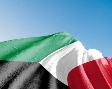 Kuveyt ulusal bayrak kumaşı güzel gökyüzü mavi arka planda sallanıyor.