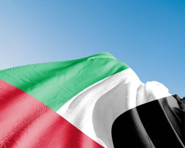 Birleşik Arap Emirlikleri ulusal bayrak kumaşı güzel gökyüzü mavi arka planda dalgalanıyor.