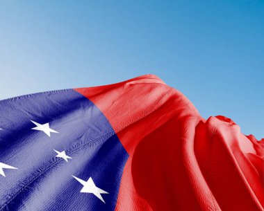 Samoa Ulusal Bayrak Kumaşı Güzel gökyüzü mavi arka planda dalgalanıyor.
