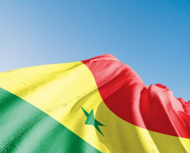 Senegal Ulusal Bayrak Kumaşı Güzel gökyüzü mavi arka planda dalgalanıyor.