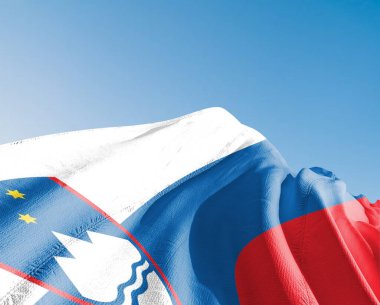 Slovenya ulusal bayrak kumaşı güzel mavi arka planda dalgalanıyor.
