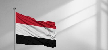 Mısır ulusal bayrak kumaşı güzel pencere açık gri arka planda sallanıyor.