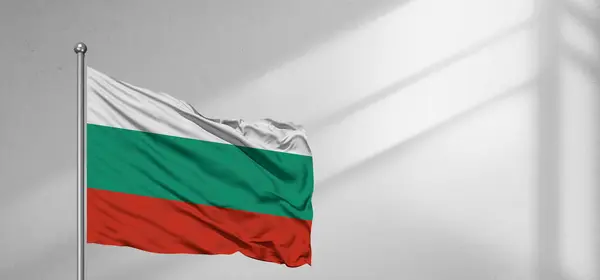 Bulgaristan ulusal bayrak kumaşı güzel pencere açık gri arka planda dalgalanıyor.