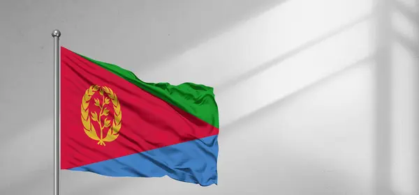 Eritre Ulusal Bayrak Kumaşı Güzel pencere açık gri arka planda sallanıyor.