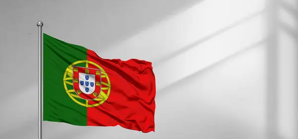 Portekiz ulusal bayrak kumaşı güzel pencere açık gri arka planda sallanıyor.