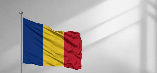 Romanya ulusal bayrak kumaşı güzel pencere açık gri arka planda dalgalanıyor.