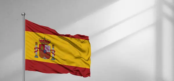 İspanya ulusal bayrak kumaşı güzel pencere açık gri arka planda sallanıyor.