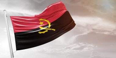 Angola Ulusal Bayrak Kumaşı Güneş Işığı Gri Arkaplanda sallanıyor.
