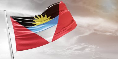 Antigua ve Barbuda Ulusal Bayrak Kumaşı Güneş Işığı Gri Arkaplanda sallanıyor.