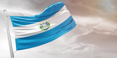 El Salvador Ulusal Bayrak Kumaşı Güzel açık gri arka planda sallanıyor.