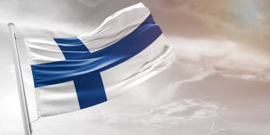 Finlandiya ulusal bayrak kumaşı güzel açık gri arka planda sallanıyor.