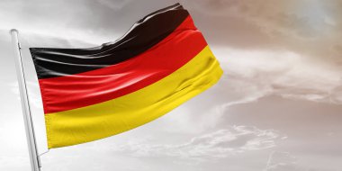 Almanya ulusal bayrak kumaşı güzel açık gri arka planda dalgalanıyor.