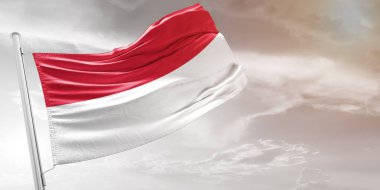 Endonezya Ulusal Bayrak Kumaşı Güzel açık gri arka planda dalgalanıyor.