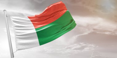 Madagaskar Ulusal Bayrak Kumaşı Güzel açık gri arka planda dalgalanıyor.